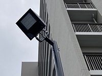 角度調整が可能な屋上階街灯。